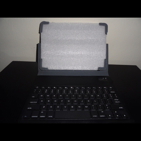 iHome Bluetooth keyboard case for iPad - Picture 1 of 4