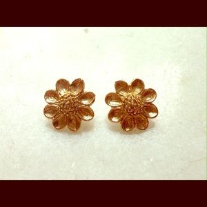 Vintage gold floral earrings!