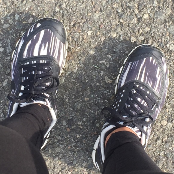 Nike Shoes - ! ONE HOUR SALE ! Black&white Nike Sneakers