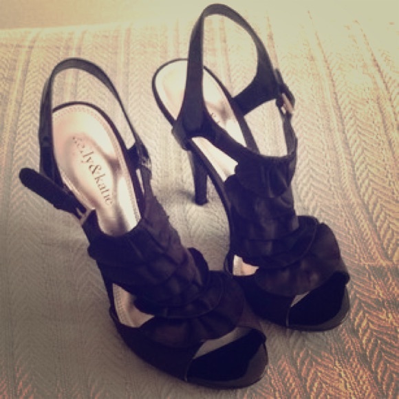 🎉ON SALE🎉🌻Kelly & Katie Ruffle Sandal (Black)👠