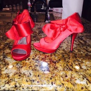 Steve Madden Luxe Red Bow platform heel