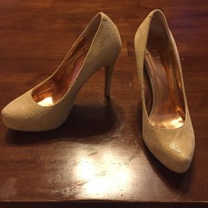 BCBGeneration Parade Platform Pumps WheatCroc 5.5