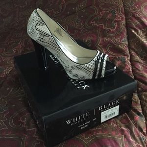 White House Black Market "Blaire" pumps 8M