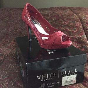 White House Black Market "Callie" pumps 8M