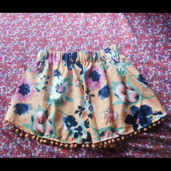 Tobi Yellow Floral Shorts - Picture 2 of 2