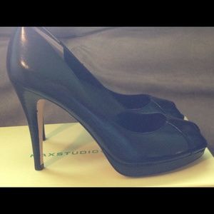 Max studio black leather pump