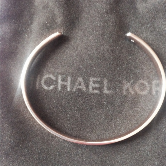 MAKE ME AN OFFER Rose gold michael kors bracelet - Picture 2 of 4