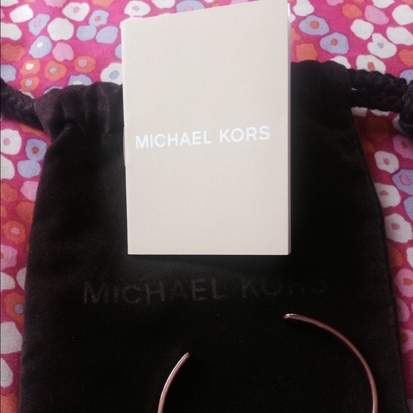 MAKE ME AN OFFER Rose gold michael kors bracelet - Picture 4 of 4