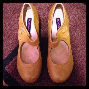 Vintage mustard yellow pumps