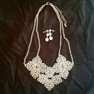 Cute necklace and earings