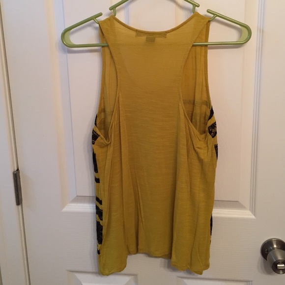 Gold tank with black lace design - Picture 3 of 3
