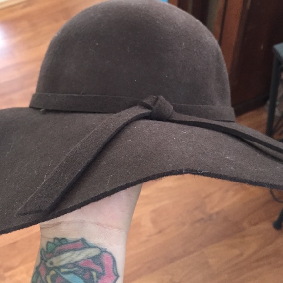 Cute hat! Never worn - Picture 2 of 4