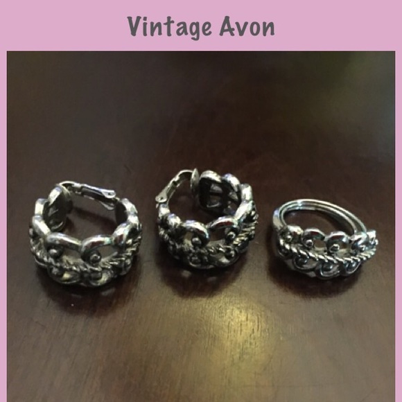 Vintage Avon Set, ring and earrings - Picture 1 of 3