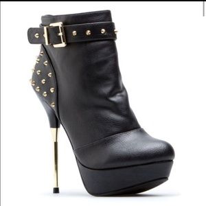 🎉SALE NWOT! ShoeDazzle black booties with spikes
