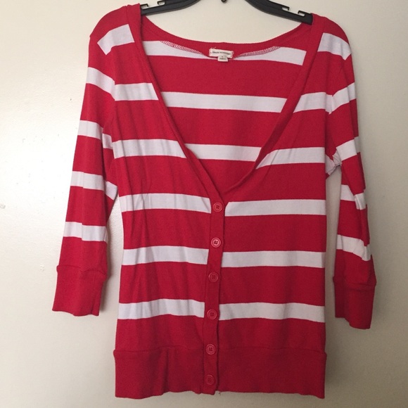 Cute cardigan red and white stripes.