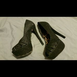 Black sparkly platform peep toe pumps