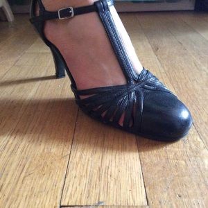 Fun t-strap retro style shoes!