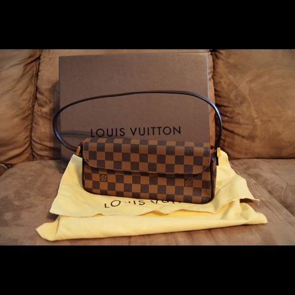 Louis Vuitton Handbag with Damier canvas!
