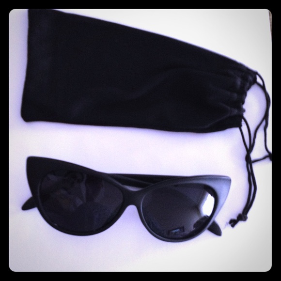 Cat Eye Sunglasses with protective sleeve