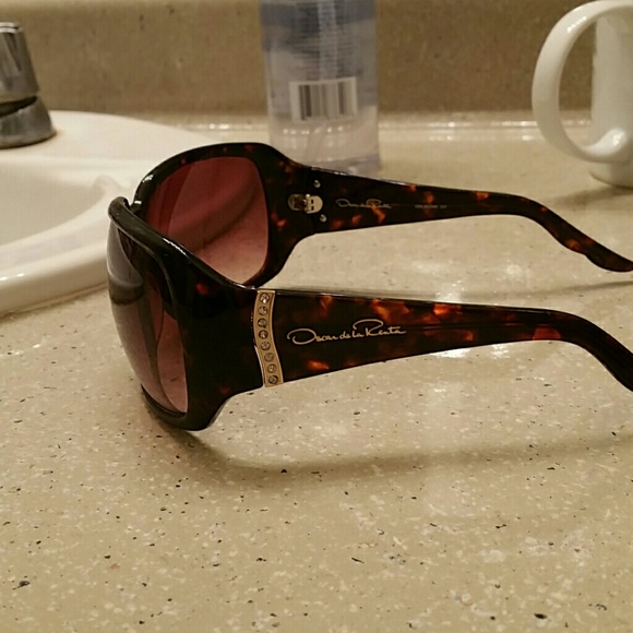Oscar Dela Renta sunglasses