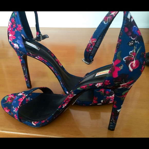 🎉Host Pick!! Brand new Schutz floral heels!