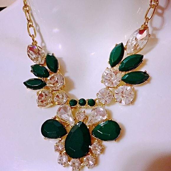 GREEN NECKLACE WITH FREE EARRING - Picture 3 of 3