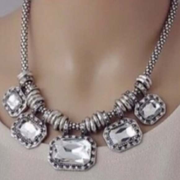 ๐ Rhinestone Statement Necklace - Picture 3 of 7
