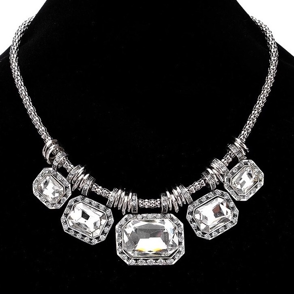 ๐ Rhinestone Statement Necklace - Picture 4 of 7