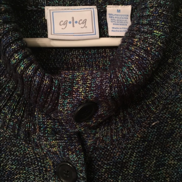 Super comfy and cute sweater! Size Medium. - Picture 2 of 4