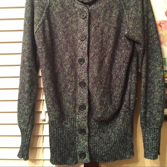 Super comfy and cute sweater! Size Medium. - Picture 4 of 4