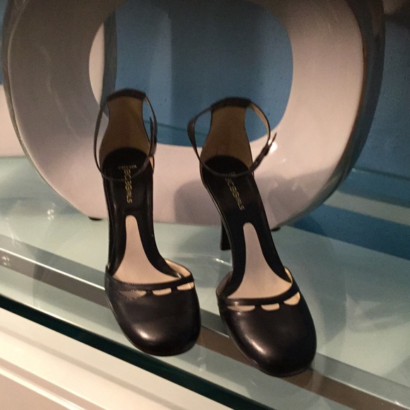 BCBG Max Azria black leather heels size 9 Nwot