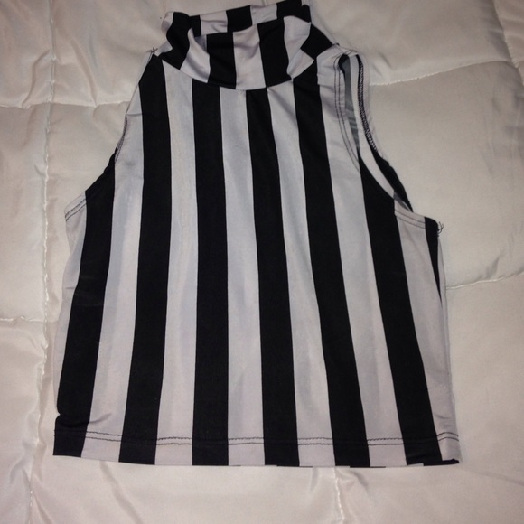 Black n White high neck crop top