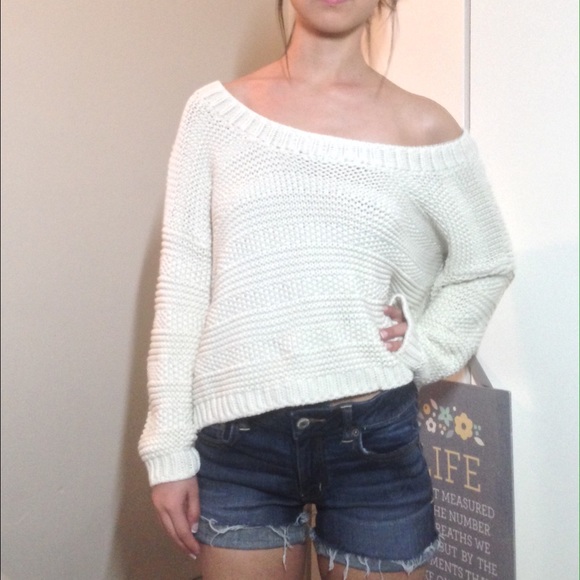 ** SOLD ** Slouchy Creamy White Cropped Sweater