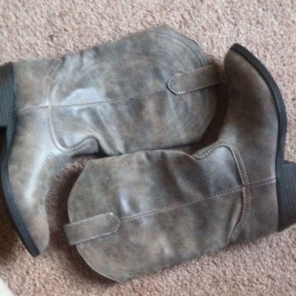 Ash brown cowgirl boots!