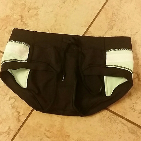 Lululemon hot yoga short size 6
