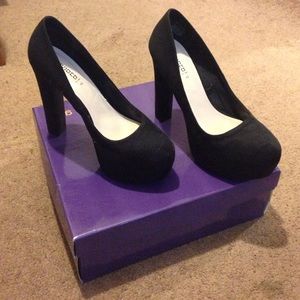 Black rounded toe 5inch platforms