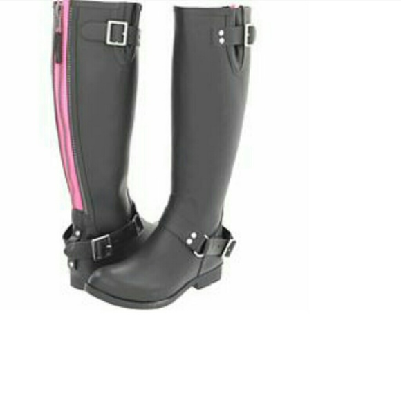 Black Steve Madden rainboots with pink zipper