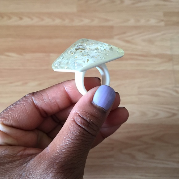 Pyramid shaped 💍 - Picture 3 of 4