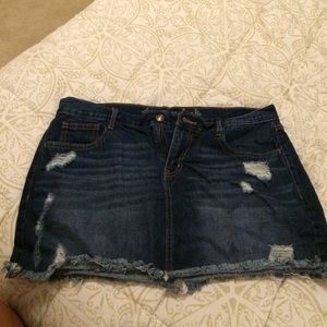 Cute short denim skirt.