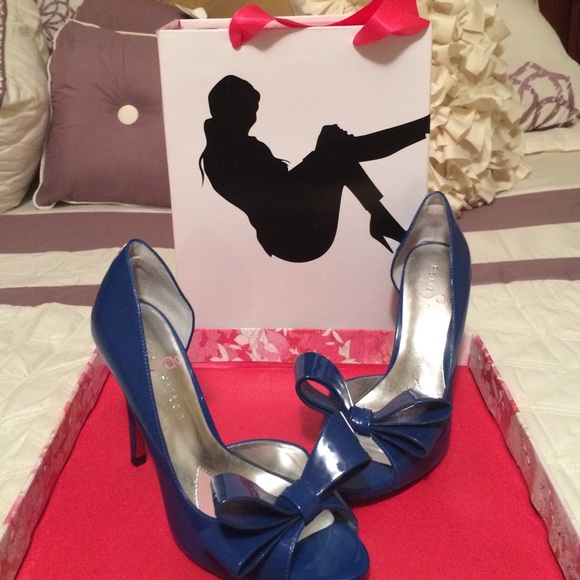 Paris Hilton 6.5 señorita bluepat heel