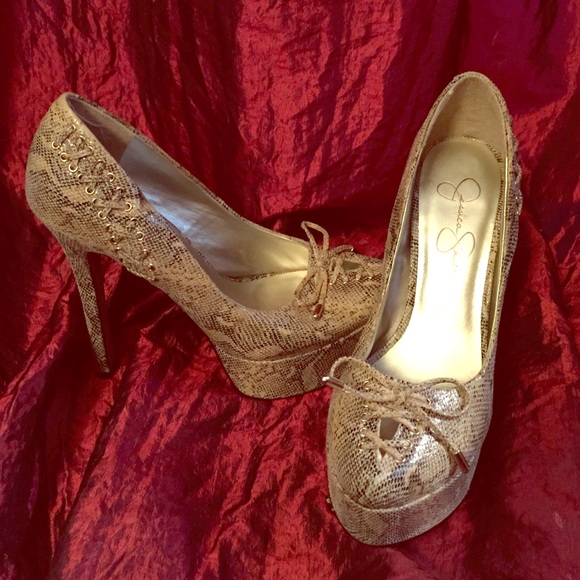 Jessica Simpson snake skin platforms 6.5