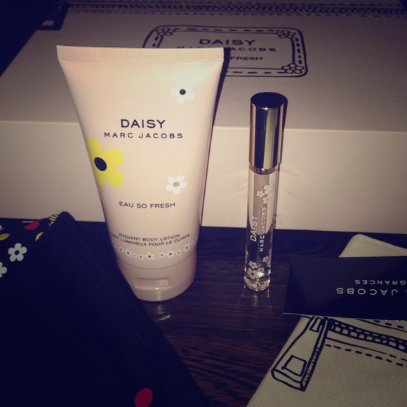 Marc Jacobs Accessories - Marc Jacobs daisy eau so fresh