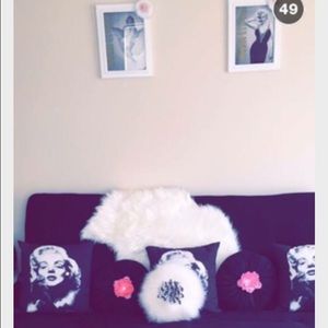 Marilyn Monroe throw pillows with wall pictures