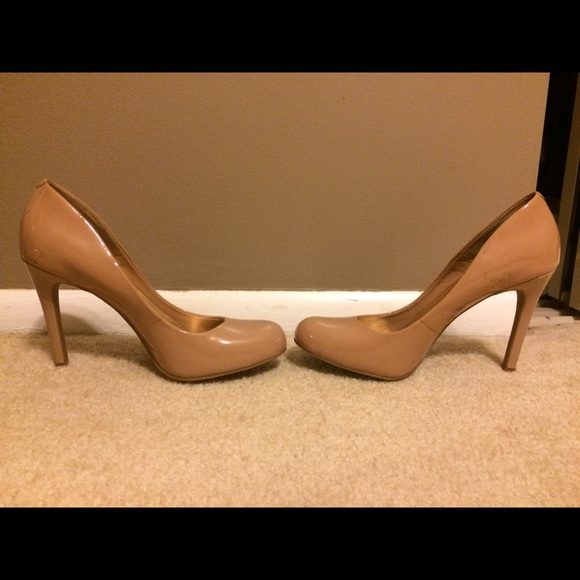Jessica Simpson nude patent leather pumps