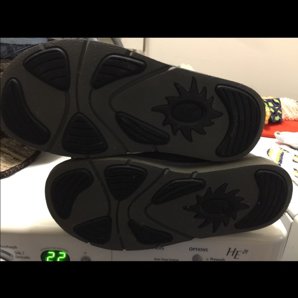 Barely used worn UGGs - Picture 3 of 4