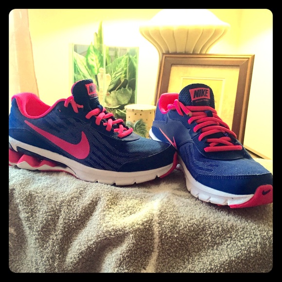 Brand New Nike Reax Run 3/SIZE 5Y or WOMENS 7
