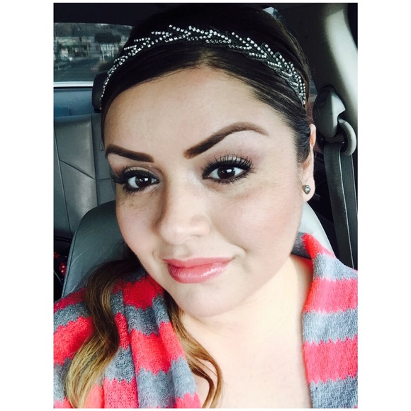 Meet your Poshmark seller & buyer ππΌππΌπππΈπ° - Picture 2 of 4
