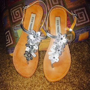 STEVE MADDEN  FLOWER SHAPED TOE SANDLE 61/2 $15