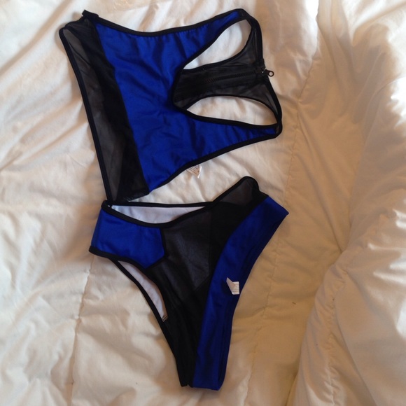 Bikini - Picture 3 of 3