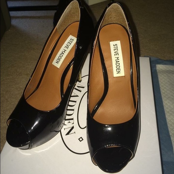 New Steve Madden Black and Gold Pumps